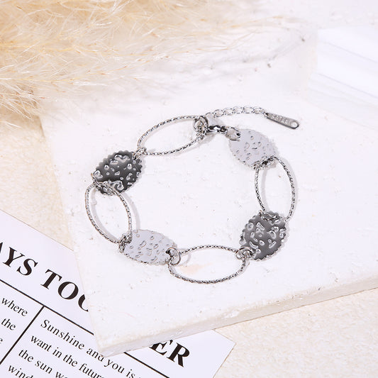 Bracelet argenté alternant maillons ovales texturés et médaillons ronds martelés