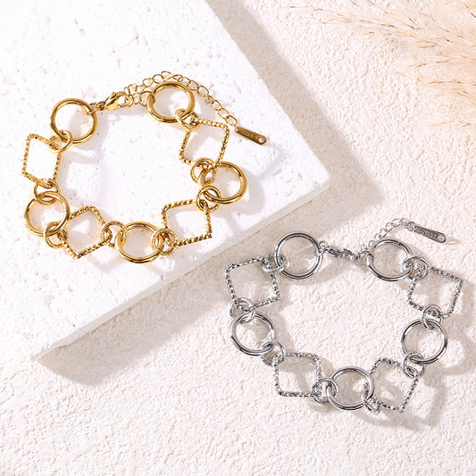 Bracelet chaîne dorée maillons ronds lisses et martelés alternés carrés striés