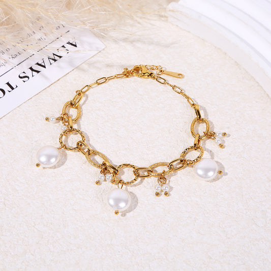 Bracelet chaîne dorée martelée et brossée avec perles de différentes tailles