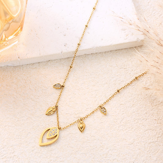 Collier chaîne dorée orné de gouttes ajourées et strassées