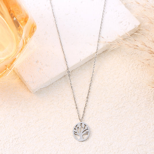 Collier chaîne argentée avec pendentif arbre de vie et strass sur les branches