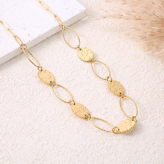 Collier doré alternant maillons ovales texturés et médaillons ronds martelés
