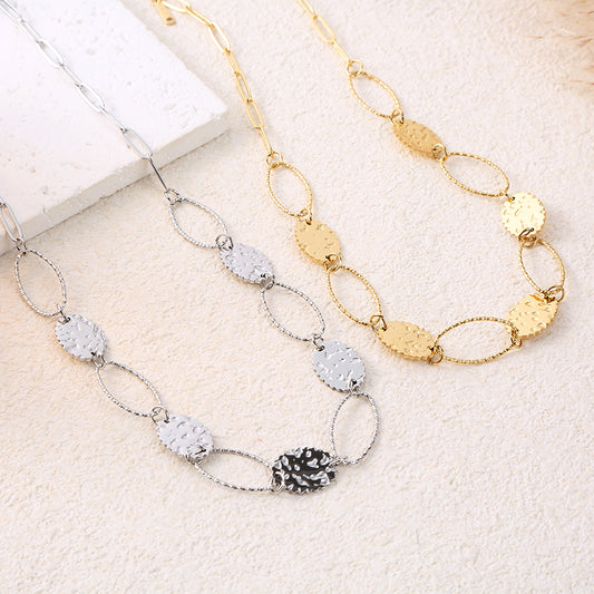 Collier doré alternant maillons ovales texturés et médaillons ronds martelés