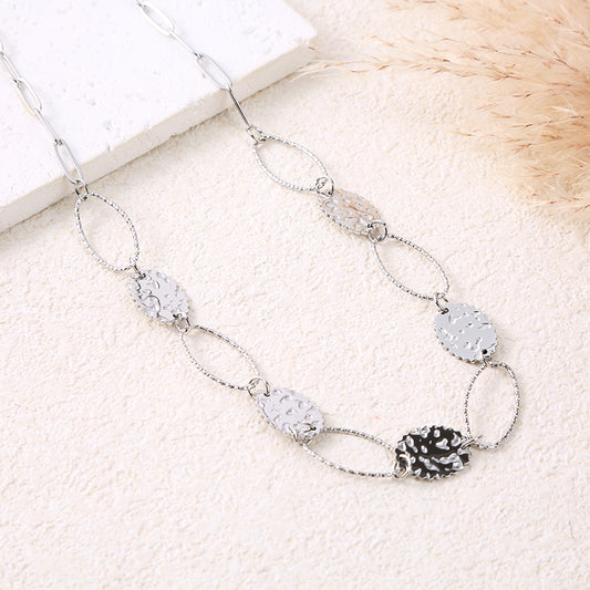 Collier argenté alternant maillons ovales texturés et médaillons ronds martelés