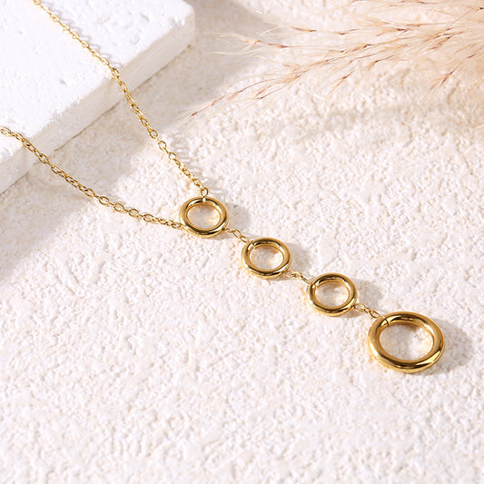 Collier chaîne dorée orné de 4 cercles alignés verticalement