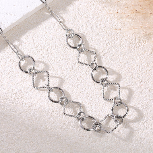 Collier chaîne argentée maillons ronds lisses et martelés alternés carrés striés