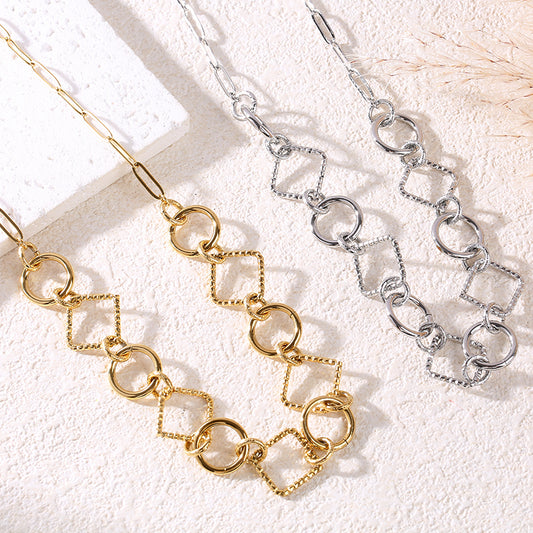 Collier chaîne argentée maillons ronds lisses et martelés alternés carrés striés