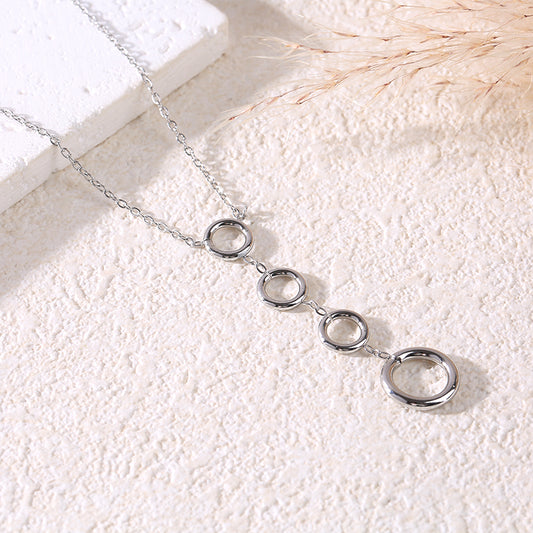 Collier chaîne argentée orné de 4 cercles alignés verticalement