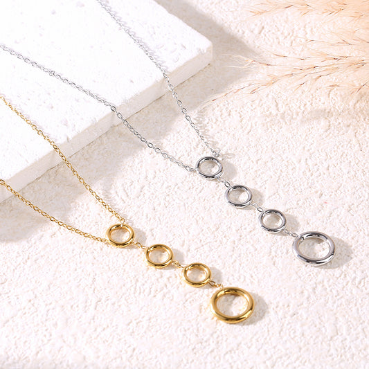 Collier chaîne argentée orné de 4 cercles alignés verticalement