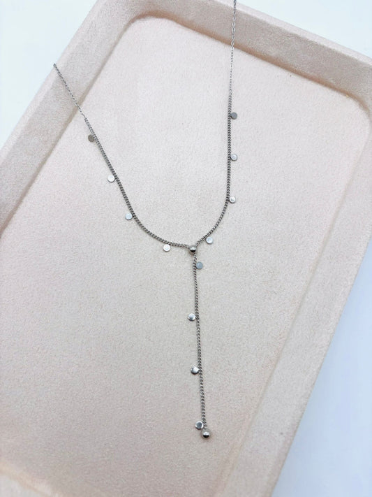 Collier argenté avec mini pastilles en Y