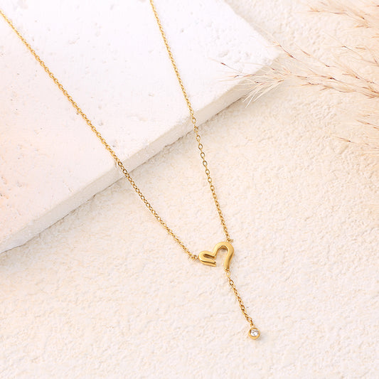 Collier chaîne dorée avec pendentif cœur ajourés et strass suspendu