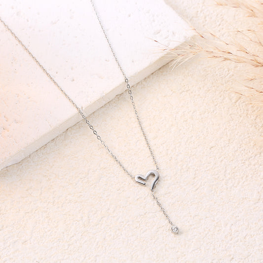 Collier chaîne argentée avec pendentif cœur ajourés et strass suspendu