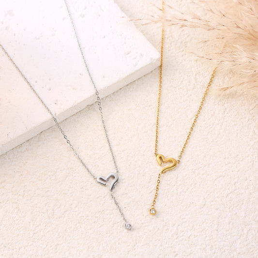 Collier chaîne argentée avec pendentif cœur ajourés et strass suspendu