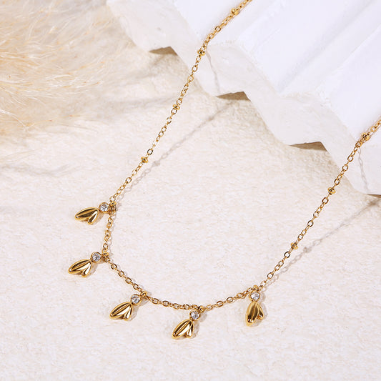 Collier doré chaîne fine ornée de pendentif feuilles et strass