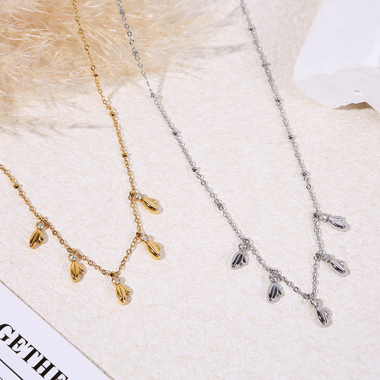 Collier doré chaîne fine ornée de pendentif feuilles et strass