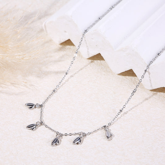 Collier argenté chaîne fine ornée de pendentif feuilles et strass