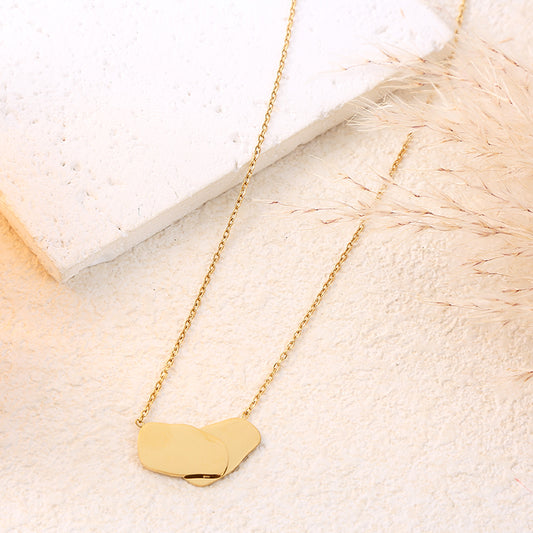 Collier chaîne dorée avec double pendentif organique superposé effet miroir et brossée