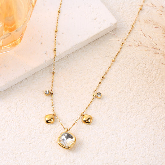 Collier chaîne dorée orné de cristaux en forme de losanges arrondis et ronds