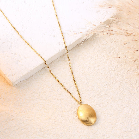 Collier chaîne dorée avec pendentif ovale bombé à finition brossée