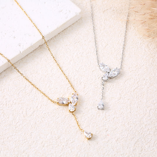 Collier chaîne dorée pendentif floral scintillant et strass suspendu