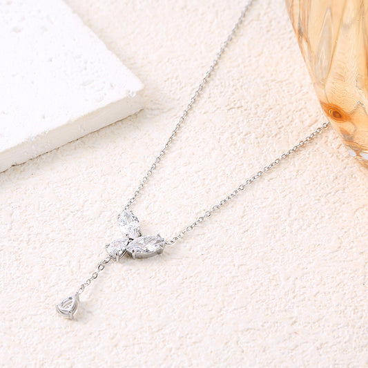 Collier chaîne argentée pendentif floral scintillant et strass suspendu