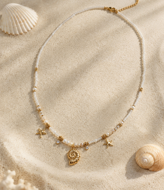 Collier perles blanches, étoiles de mer et coquillage doré