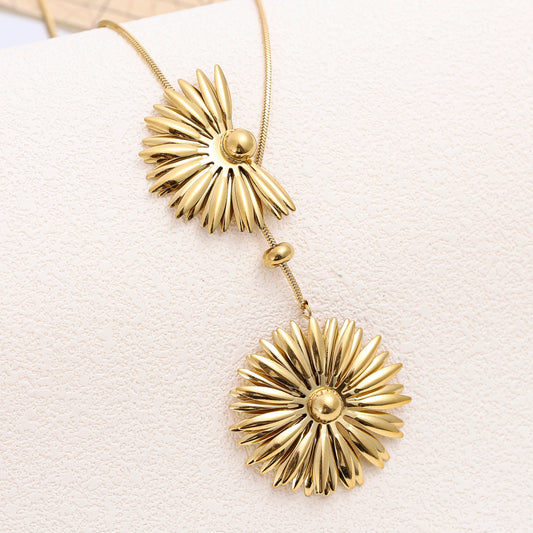 Collier en Y à double marguerite texturée sur chaîne serpentine