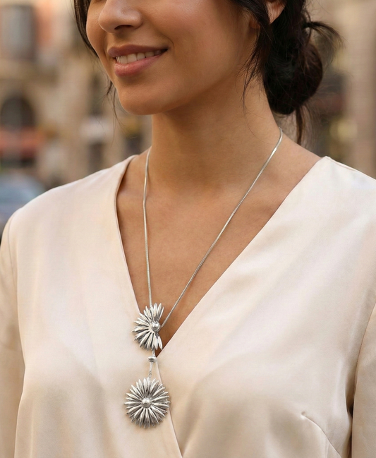 Collier en Y à double marguerite texturée sur chaîne serpentine