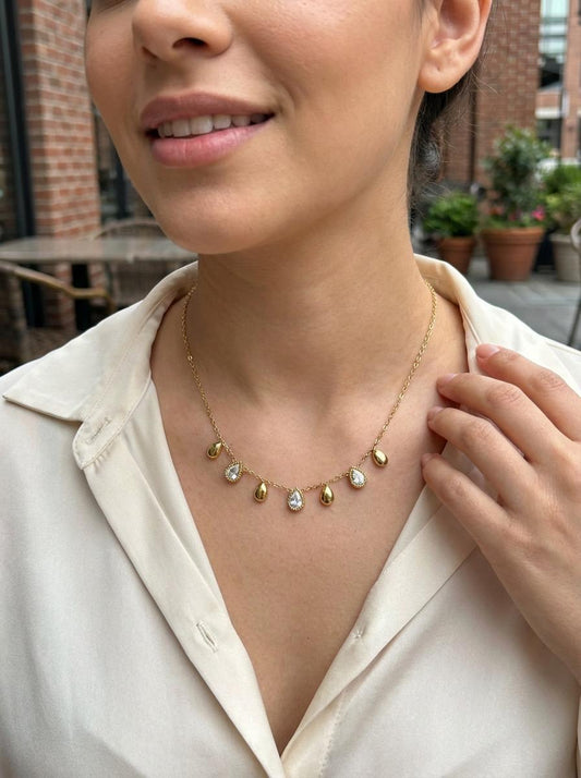 Collier chaîne dorée orné de 7 gouttes dorées et strassées
