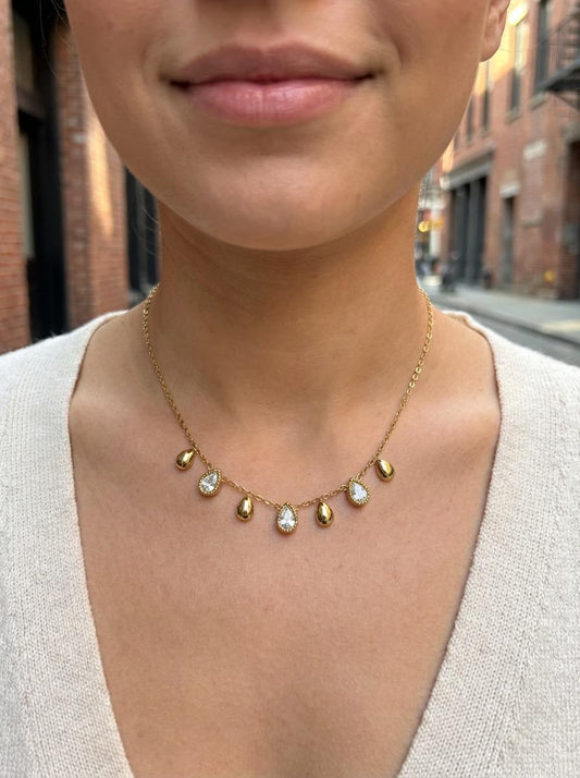 Collier chaîne dorée orné de 7 gouttes dorées et strassées