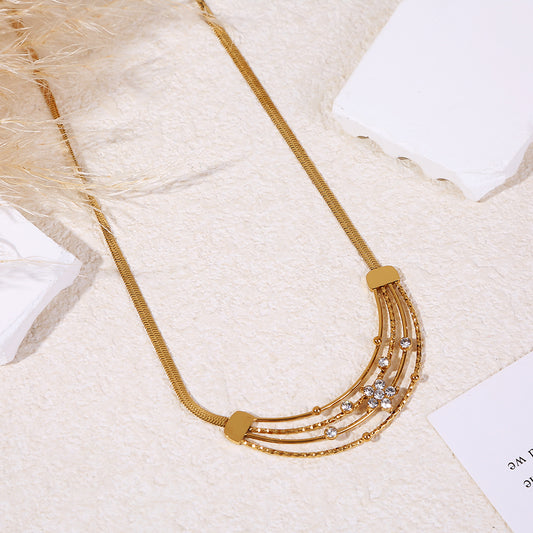 Collier doré chaîne serpent plat demi cercle rigide à quatre rangs ornés de strass et perles lisses