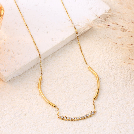 Collier chaîne dorée avec barre incurvée et strass scintillants