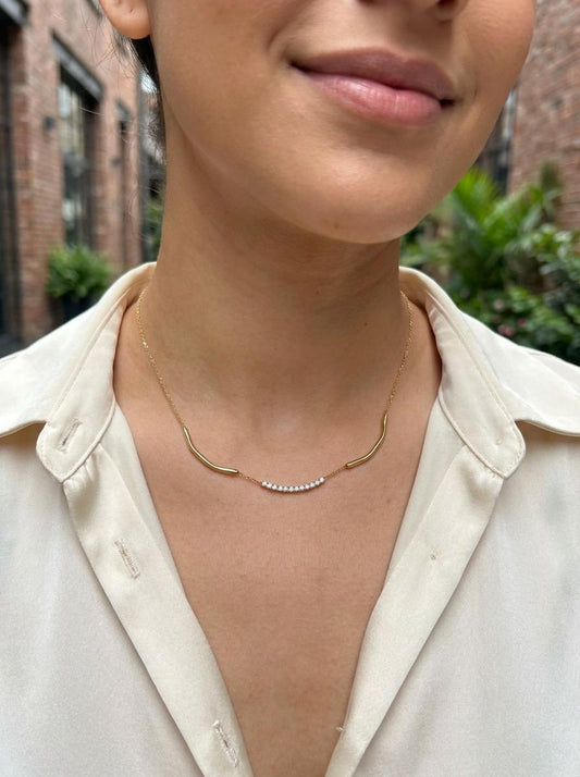 Collier chaîne dorée avec barre incurvée et strass scintillants