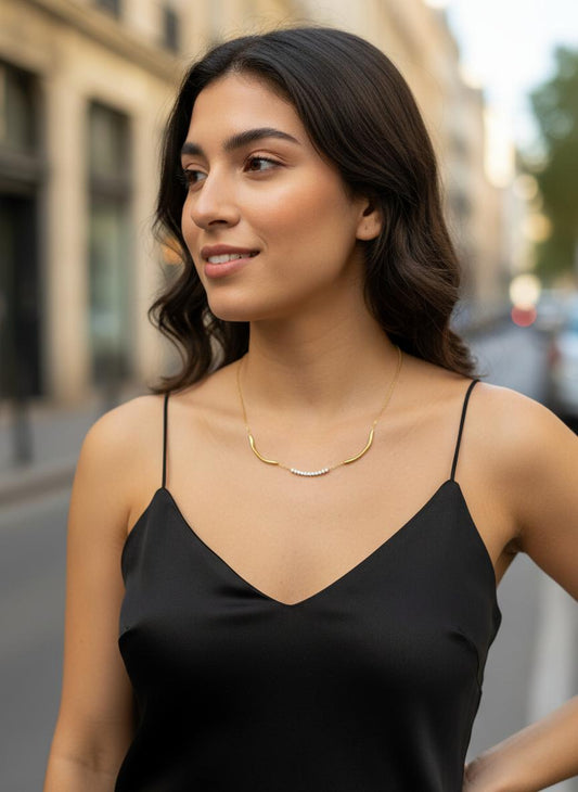 Collier chaîne dorée avec barre incurvée et strass scintillants