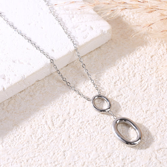 Collier chaîne argentée avec 2 anneaux ovales alignés verticalement