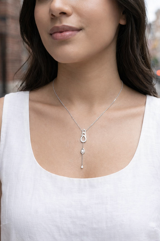 Collier chaîne dorée pendentifs avec gouttes ajourés et strass