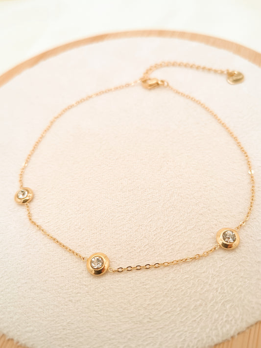 Chaîne de cheville dorée avec triple strass