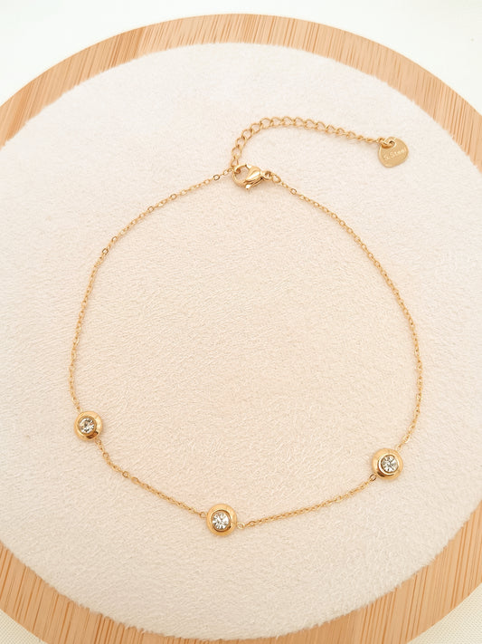 Chaîne de cheville dorée avec triple strass