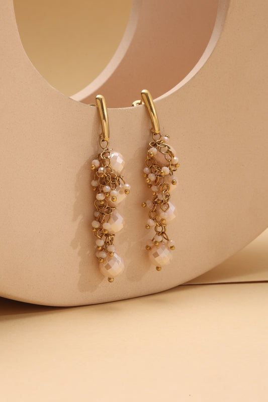 Boucles d'Oreilles Dorées Pendantes Avec Chaîne De Cristaux Rose Nude Et Finitions Raffinées