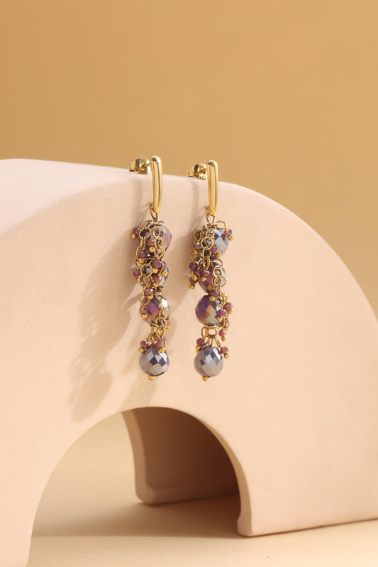 Boucles d'Oreilles Dorées Pendantes Avec Chaîne De Cristaux Violettes Et Finitions Raffinées