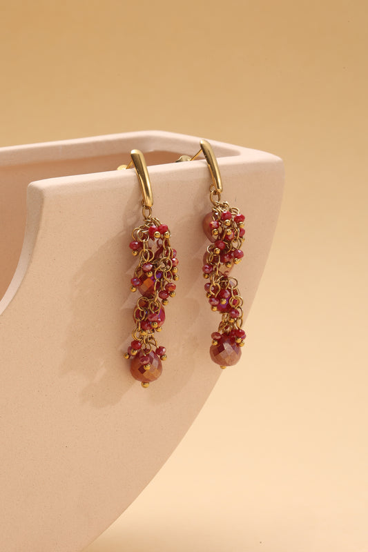 Boucles d'Oreilles Dorées Pendantes Avec Chaîne De Cristaux Rouges Et Finitions Raffinées