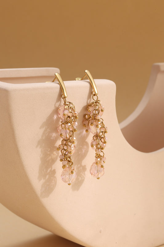 Boucles d'Oreilles Dorées Pendantes Avec Chaîne De Cristaux Roses Et Finitions Raffinées