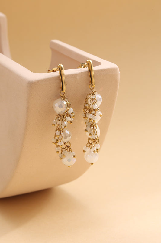 Boucles d'Oreilles Dorées Pendantes Avec Chaîne De Cristaux Blanches Et Finitions Raffinées