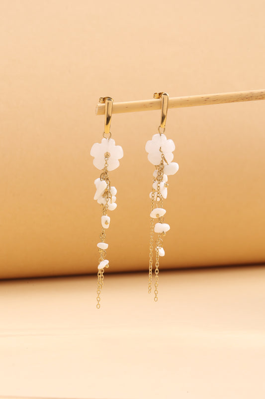 Boucles d'Oreilles Pendantes Dorées Fleur Et Chaînes Fines Avec Pierres Naturelles