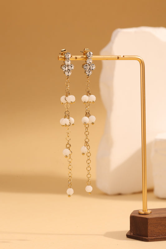Boucles d'Oreilles Pendantes Dorées Avec Strass Blanche Et Chaînes Fines Ornées De Perles Naturelles