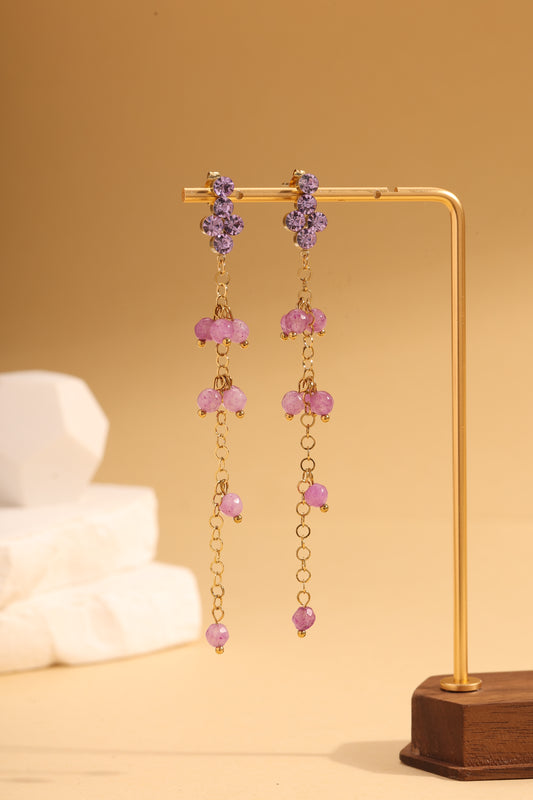 Boucles d'Oreilles Pendantes Dorées Avec Strass Violette Et Chaînes Fines Ornées De Perles Naturelles