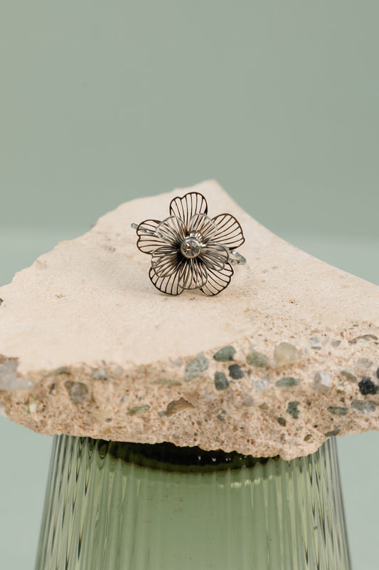 Bague Fine Argentée Fleur Ajourée Strass Central