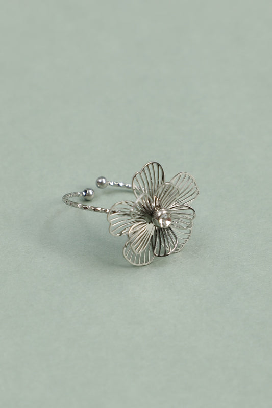 Bague Fine Argentée Fleur Ajourée Strass Central