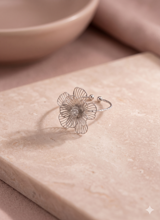 Bague Fine Argentée Fleur Ajourée Strass Central