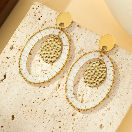 Boucles d'oreilles Pendantes Dorées Ovale Blanche et Médaillon Martelé